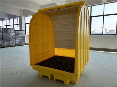 Palets de vessaments de bidons coberts